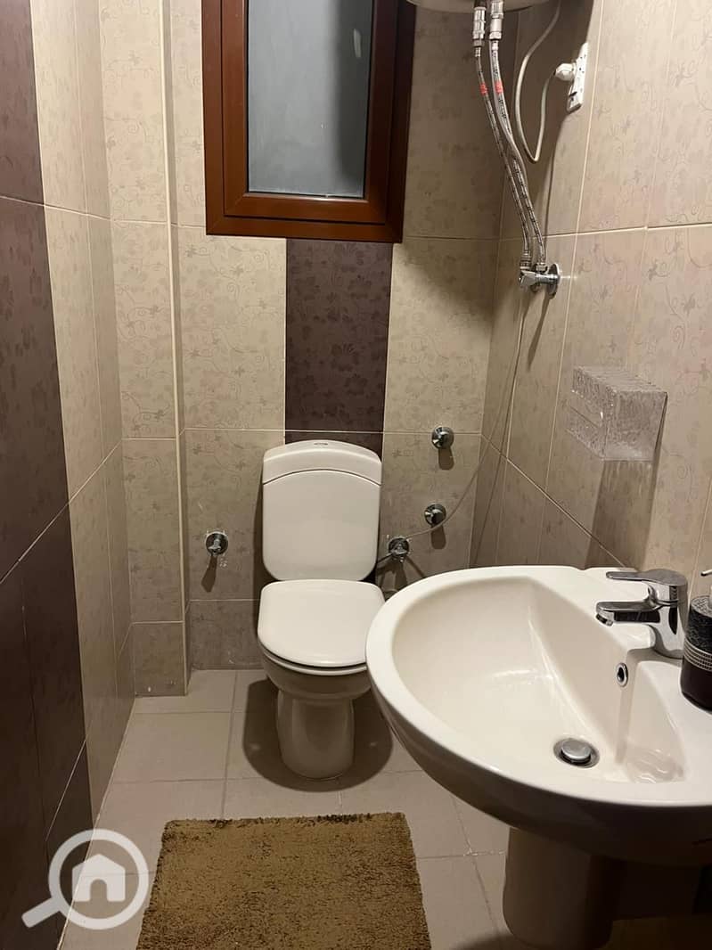Apartment for sale in Al Yasmin Towers, Zahraa El MaadiArea: 145 sq mConsists of 3 bedrooms, reception, 2 bathrooms, kitchen, and 2 balconies2nd floor - Ansicht 6