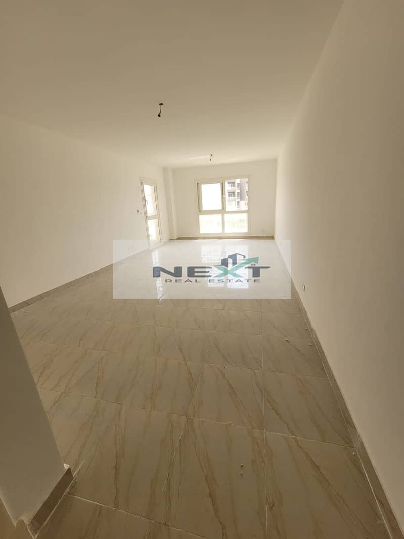 For rent in Madinaty, a new law apartment of 140 sq m in B12, finished by the company, with a wide garden view, direct sea view, very close to service - Ansicht 2