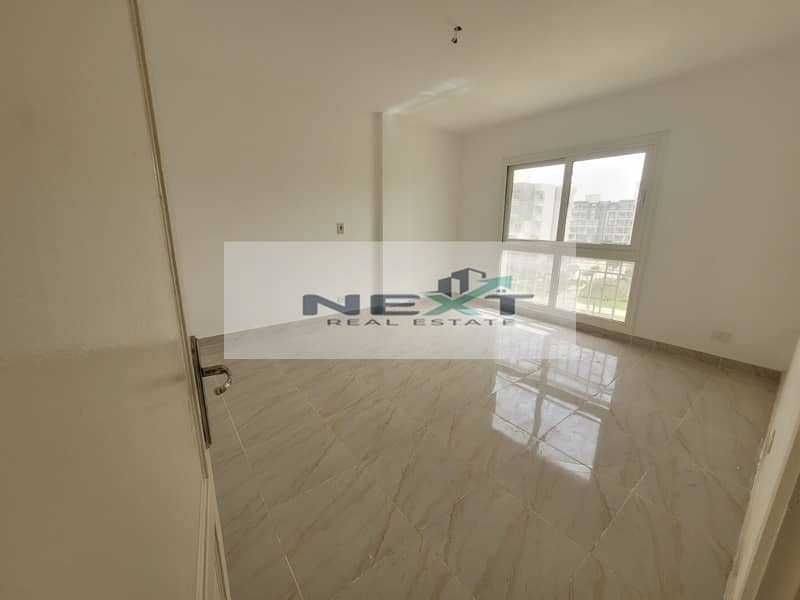 For rent in Madinaty, a new law apartment of 140 sq m in B12, finished by the company, with a wide garden view, direct sea view, very close to service - Mehr