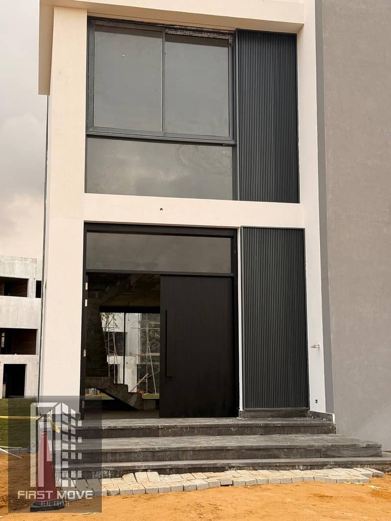 Preview your villa in a fully serviced compound with a 10% down payment in the heart of New Cairo, 3 minutes from the American University AUC, near the German University and Point 90 Mall in the Fifth Settlement. - Mehr