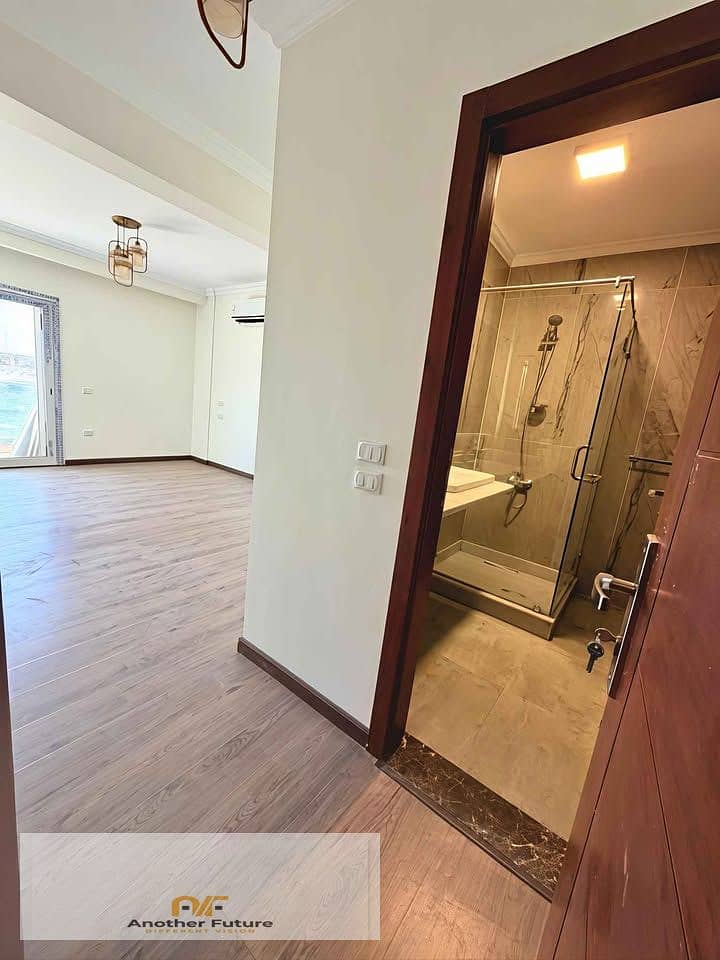 Own a duplex with a direct view of Land Escape in the Neom Pyramids compound, featuring all essential amenities for daily living. - Ansicht 5