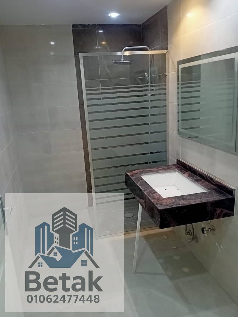 For rent, 180 sqm in the Vallory Compound, Smouha. Transport and engineering, kitchen cabinets in the kitchen, air conditioning, and garage next to Smouha Club. - Więcej