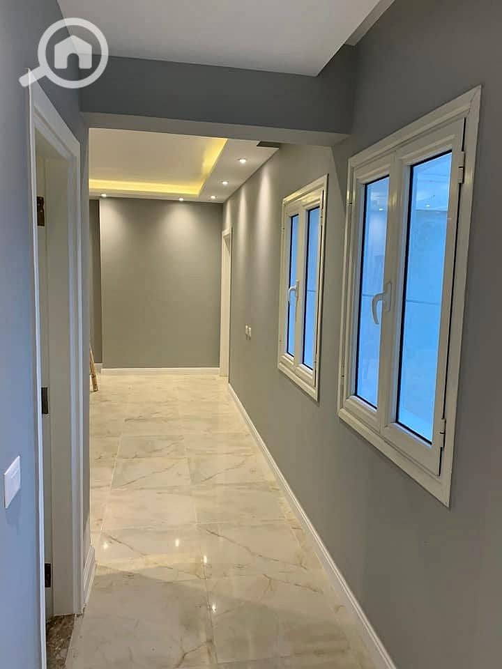 A real opportunity for upscale living in Blue Vert New Capital. Own your 165 sqm unit now — second floor — with a direct view overlooking the villas i - Więcej