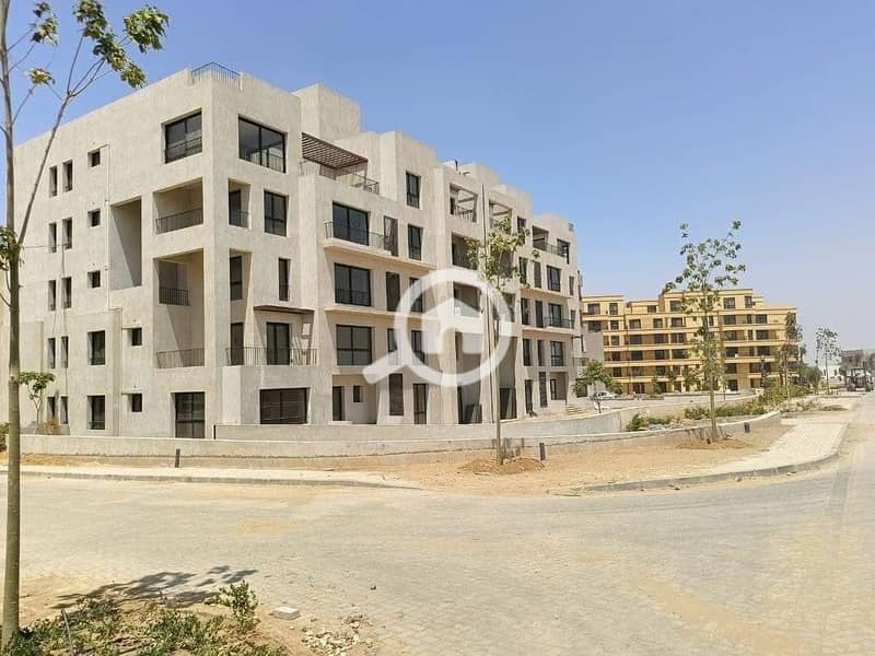 Receive immediately a 3-bedroom apartment with complete finishing in OWEST next to Mall of Egypt and Media Production City. - Więcej