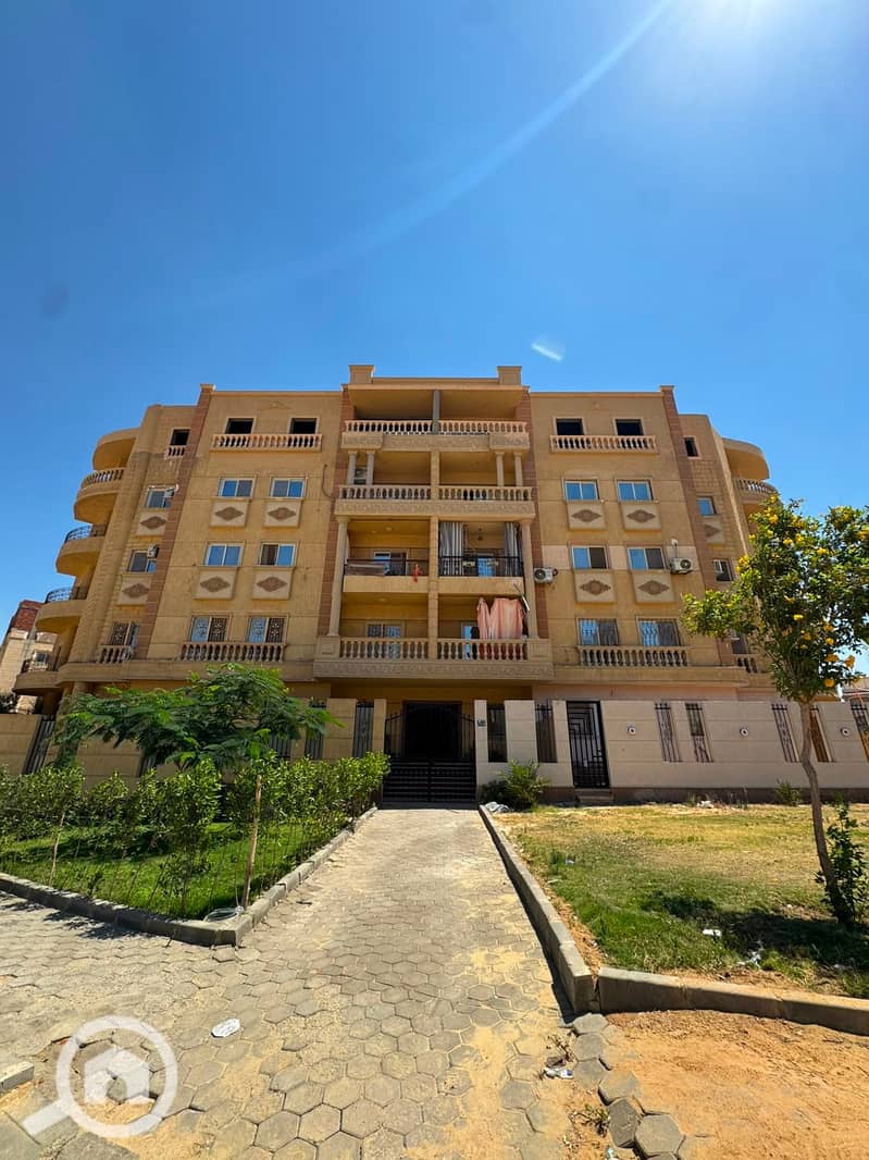 For sale, a distinctive apartment in El Shorouk City – Villas Area. If you are looking for an apartment in an upscale location at a competitive price, this is a real opportunity. An apartment inside a villa. - Mehr