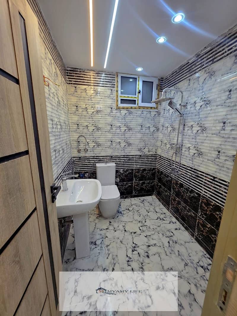 For sale - 135 sqm apartment on the ground floor with a backyard in Gardens of the Pyramids - third gate steps to Horus gate - zone P, super lux finishing, large garden - Widok 3