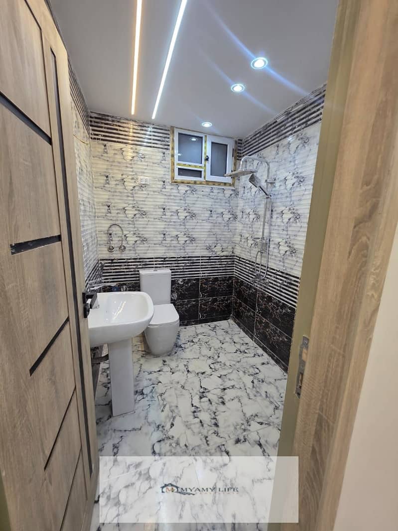 For sale - 135 sqm apartment on the ground floor with a backyard in Gardens of the Pyramids - third gate steps to Horus gate - zone P, super lux finishing, large garden - Widok 5