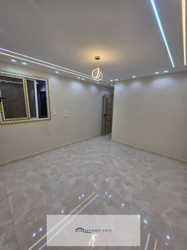 For sale - 135 sqm apartment on the ground floor with a backyard in Gardens of the Pyramids - third gate steps to Horus gate - zone P, super lux finishing, large garden - Więcej