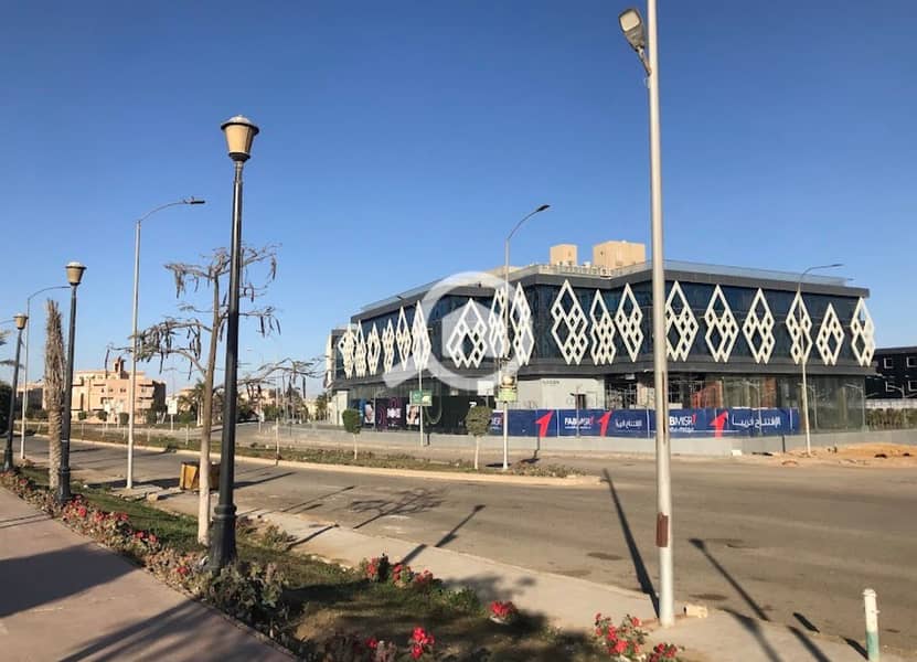 Commercial shop for rent: 35sqm indoor and 32sqm outdoor- Lowest price per square meter in the area- Located directly across from Mall of Arab – pohled 3