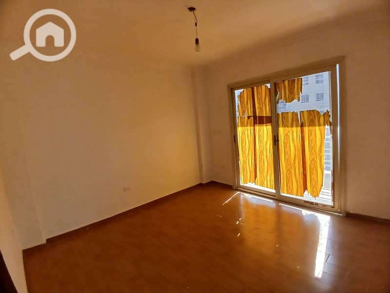 For rent in Dar Misr Al-Qaranful: a 130m² apartment on the second floor. It is located in the second building from the gate and overlooks the Jade com - Vista 3