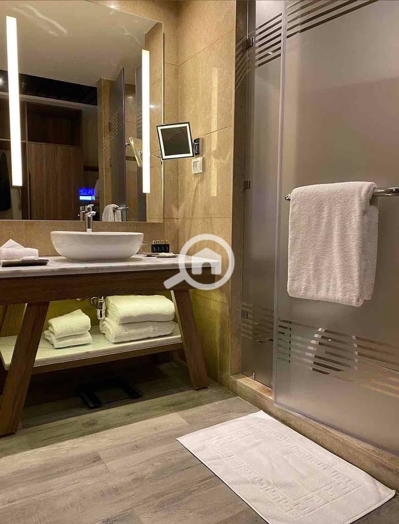 The last apartment overlooking the pyramids with hotel services, finished with air conditioning in the Eastern expansions of October, next to New Giza and Jules, and close to Palm Hills Za Crown and Golf Views. - Skats 4