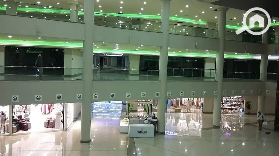 An opportunity you won't find elsewhere for renting a shop with an area of 50 meters in Rehab 2, Afniyu Mall, at an attractive price. The shop has 3 corners with large facades and two doors, suitable for 2 shops, located on the second floor and not ground level, suitable for all. - Więcej