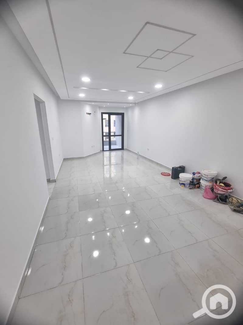 A distinctive administrative headquarters of 110 sqm for rent in the strongest location in Zahraa Al-Maadi, Rayhana Plaza. - Aanzicht 3