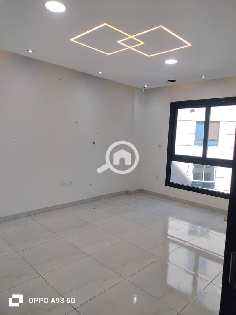 A distinctive administrative headquarters of 110 sqm for rent in the strongest location in Zahraa Al-Maadi, Rayhana Plaza. - Aanzicht 4