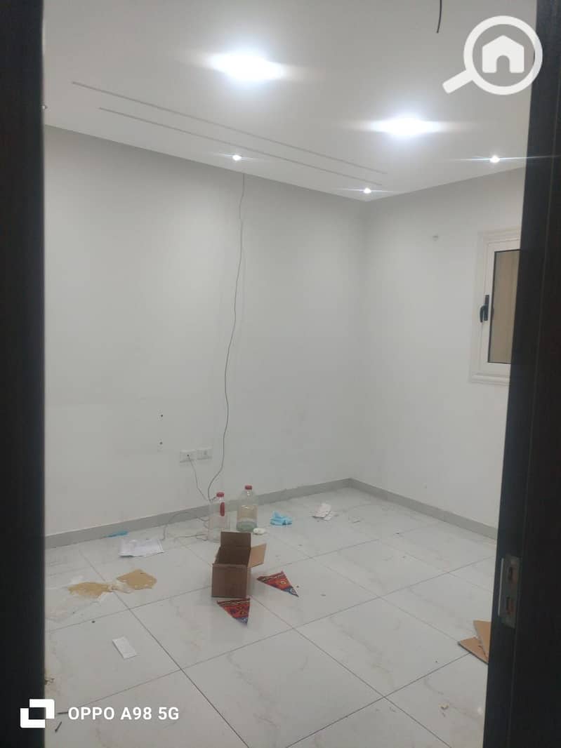 A distinctive administrative headquarters of 110 sqm for rent in the strongest location in Zahraa Al-Maadi, Rayhana Plaza. - Aanzicht 5