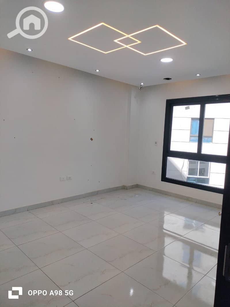 A distinctive administrative headquarters of 110 sqm for rent in the strongest location in Zahraa Al-Maadi, Rayhana Plaza. - Aanzicht 6