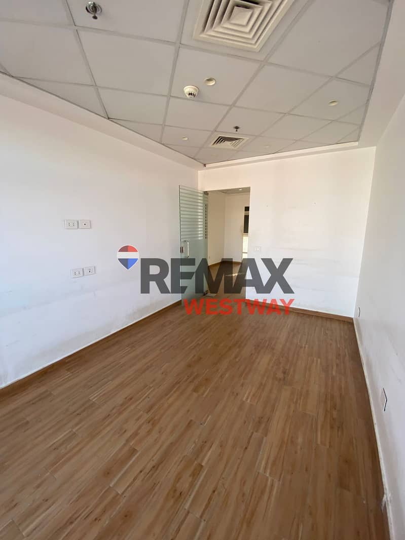 Office for rent in the Courtyard El Sheikh Zayed مكتب للايجار في الكورت يارد الشيخ زايد - Widok 3