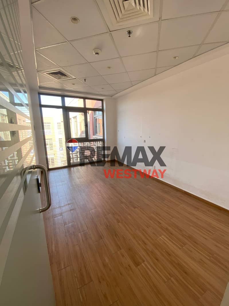 Office for rent in the Courtyard El Sheikh Zayed مكتب للايجار في الكورت يارد الشيخ زايد - Widok 4