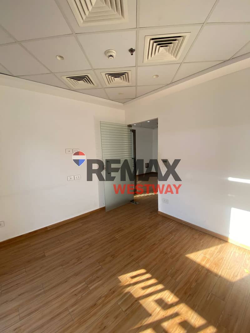 Office for rent in the Courtyard El Sheikh Zayed مكتب للايجار في الكورت يارد الشيخ زايد - Widok 5
