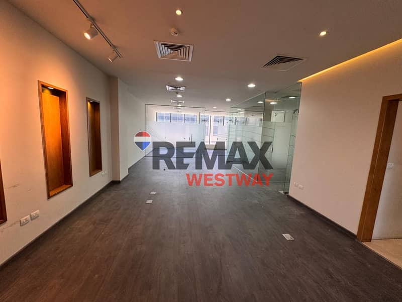A very distinctive office for rent in front of Arkan Plaza directly on the central axis in Sheikh Zayed – další
