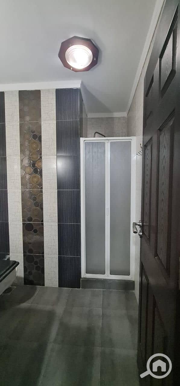 150m Apartment + an open space terrace of 20m, fully furnished and air-conditioned on the roof in Al-Nakheel Compound, First Settlement. - Więcej