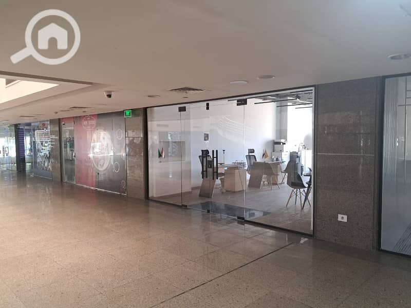 Completed ground commercial or administrative unit inside Mall 3 Skies Plaza next to Americana Plaza - Widok 3