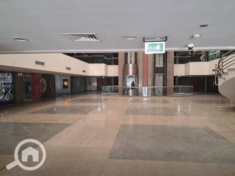 Completed ground commercial or administrative unit inside Mall 3 Skies Plaza next to Americana Plaza - Widok 4