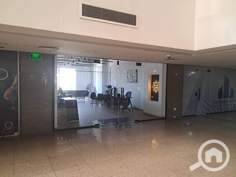 Completed ground commercial or administrative unit inside Mall 3 Skies Plaza next to Americana Plaza - Widok 5