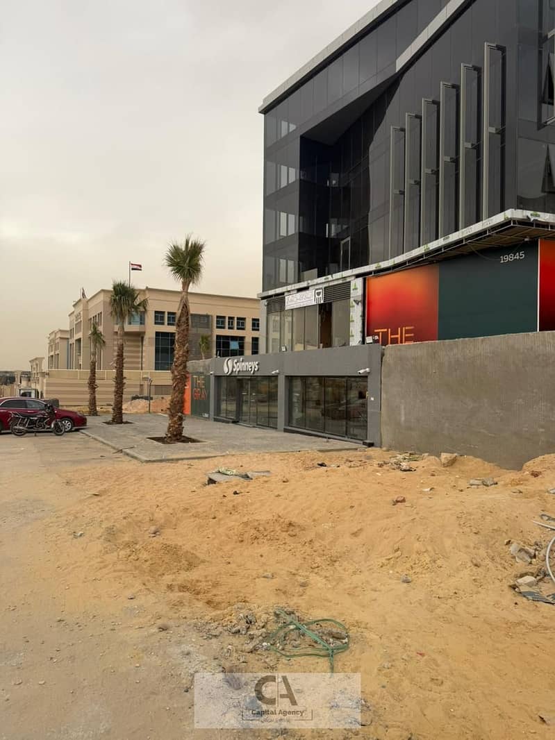 Office space for sale ready to move in the heart of New Cairo's Fifth Settlement near office of the Attorney General in The Gray Mall. - Vista 5