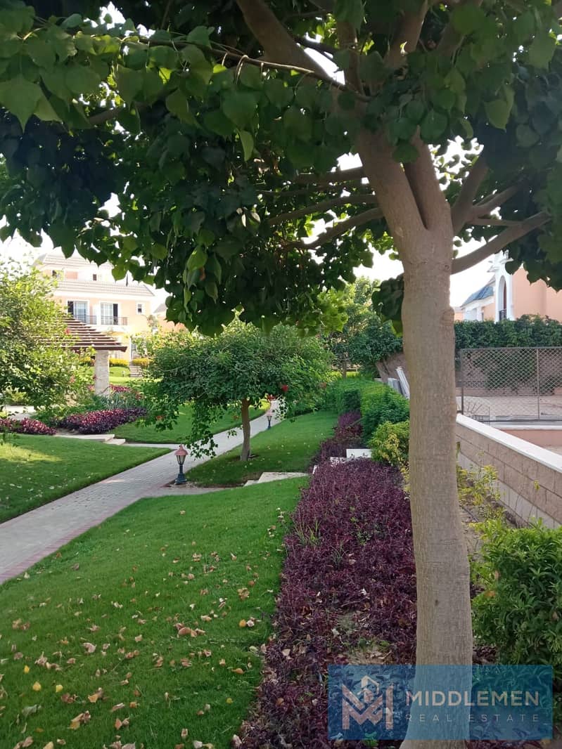 Town house corner for sale Prime location bua 380m on land area 270m Ground + First + Roof Ready to move compound layan next to palm hills new cairo - Widok 4