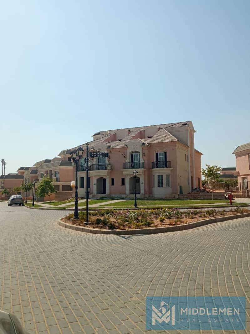 Town house corner for sale Prime location bua 380m on land area 270m Ground + First + Roof Ready to move compound layan next to palm hills new cairo - Widok 5