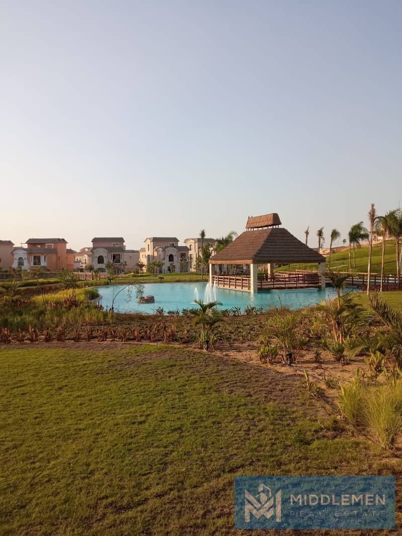 Town house corner for sale Prime location bua 380m on land area 270m Ground + First + Roof Ready to move compound layan next to palm hills new cairo - Więcej