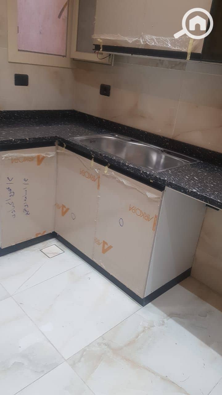 For rent, a stunning apartment in West Aribla. The apartment is fully air-conditioned, has an elevator, security, and guard. There is a landline and internet, and there is a garage and storage. - Altro