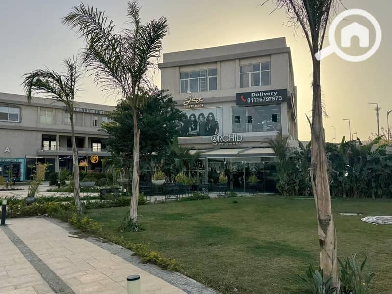 Receive a ground floor shop, suitable for a restaurant or office, with an area of 267 sq m in Al Karma 4 Mall, located in the heart of Sheikh Zayed, - Widok 2