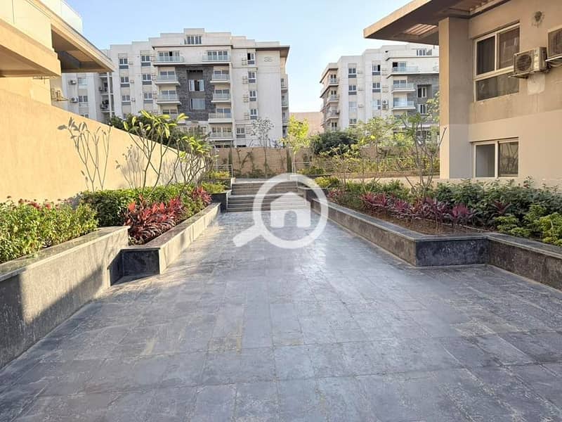 Under Market Price Side view Club house Apartment For Sale 170M - Widok 3