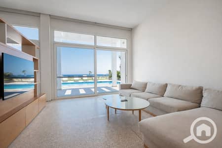 3 Bedroom Chalet for Sale in North Coast, Matruh - غرفة معيشة ساحلية بإطلالة بحرية. png 3 Bedroom Chalet for Sale in North Coast, Matruh - غرفة معيشة ساحلية بإطلالة بحرية. png