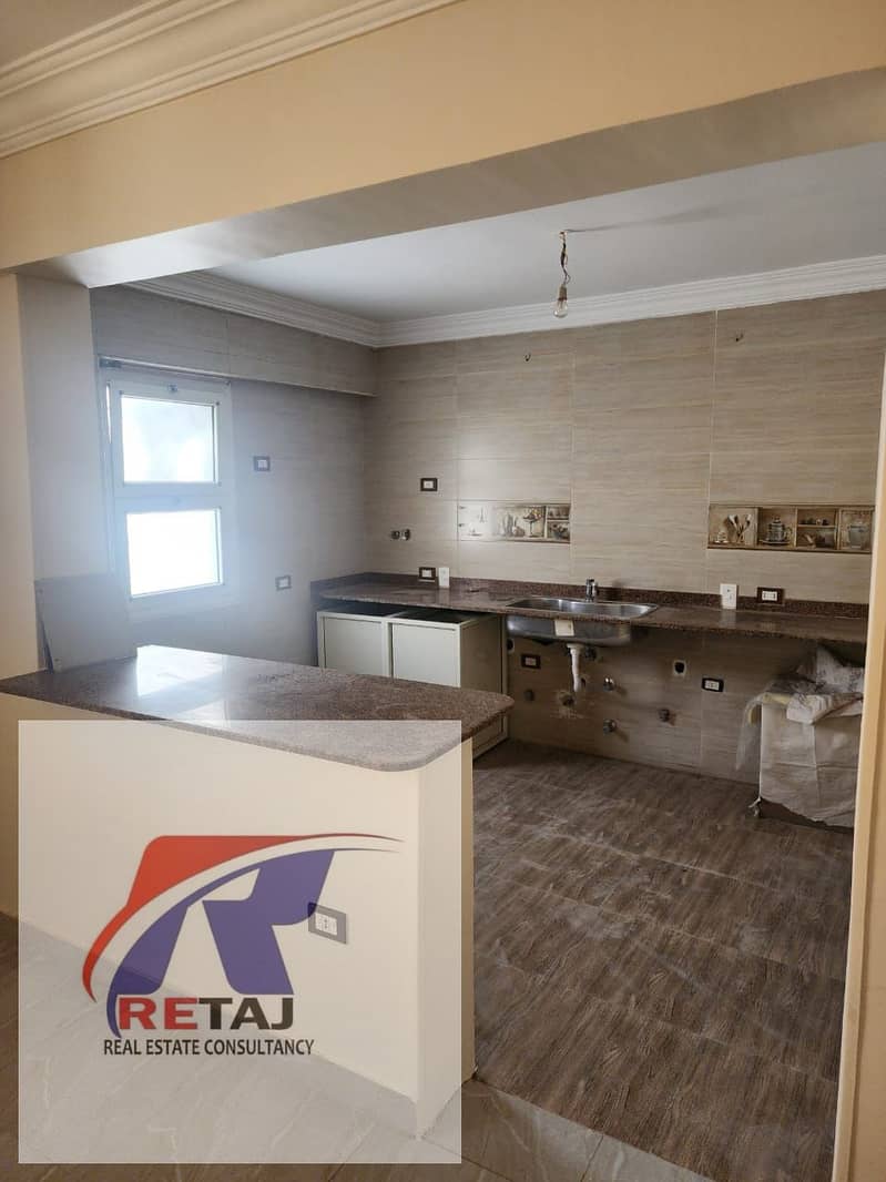 Rooftop apartment for rent with kitchen, in a prime location overlooking a large garden in Al Banafseg Villas, 9 steps from the waterway and Mohamed N – pohled 3