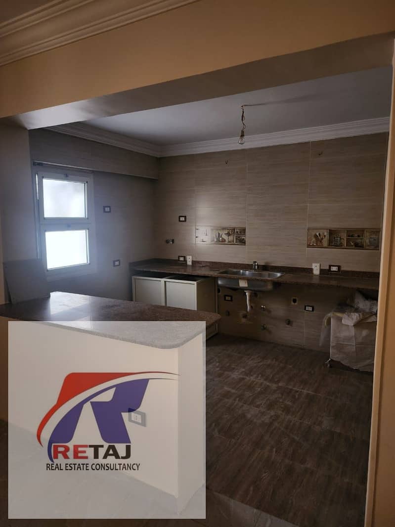 Rooftop apartment for rent with kitchen, in a prime location overlooking a large garden in Al Banafseg Villas, 9 steps from the waterway and Mohamed N – další