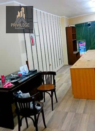 Store for sale suitable for administrative or commercial purposes in Maadi, near the Maadi Court, 40m Super Lux, with a bathroom and a glass facade. - Bild 2