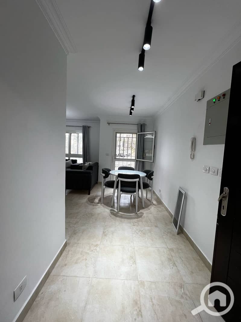 With furnishings, appliances, and meters, and an immediate return on investment. For sale, a 58m Corner Studio in B12 Madinaty next to the Craft Zone, with facilitations until 2031. - Więcej