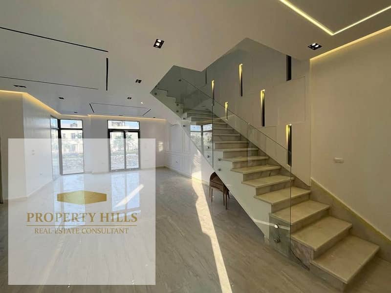Villa ready for showing for sale in The Crest Compound, New Cairo, next to Mivida - Widok 4