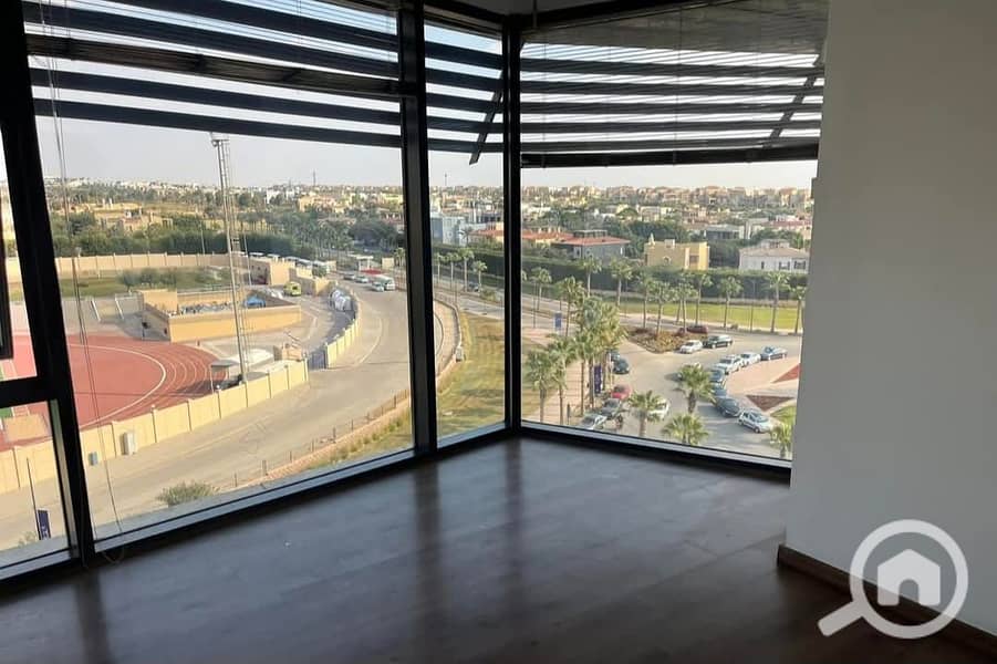 Large administrative office ready for immediate occupancy in The Polygon Sodic, in the heart of Sheikh Zayed, next to Forty West and West Tan, and opp - Więcej