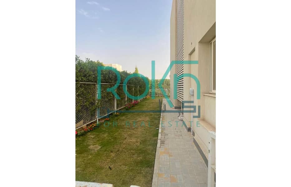 Family house for sale with a fully finished garden and a stunning view in The Crown. - Aanzicht 3