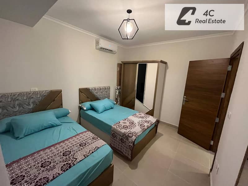 For sale at the lowest price in the compound a fully finished penthouse—complete with furniture and air conditioning—featuring a direct pool view - Widok 5
