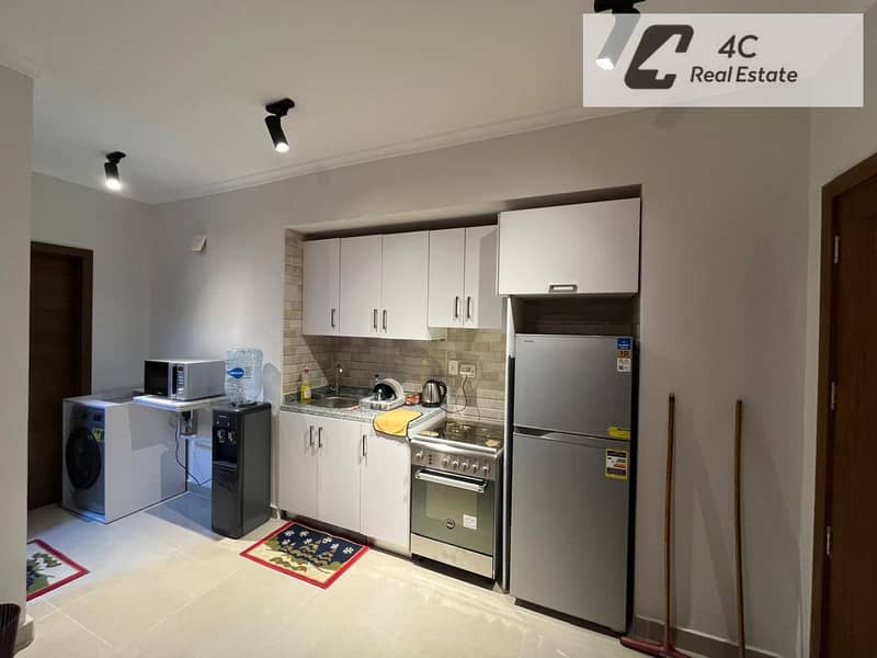 For sale at the lowest price in the compound a fully finished penthouse—complete with furniture and air conditioning—featuring a direct pool view - Więcej