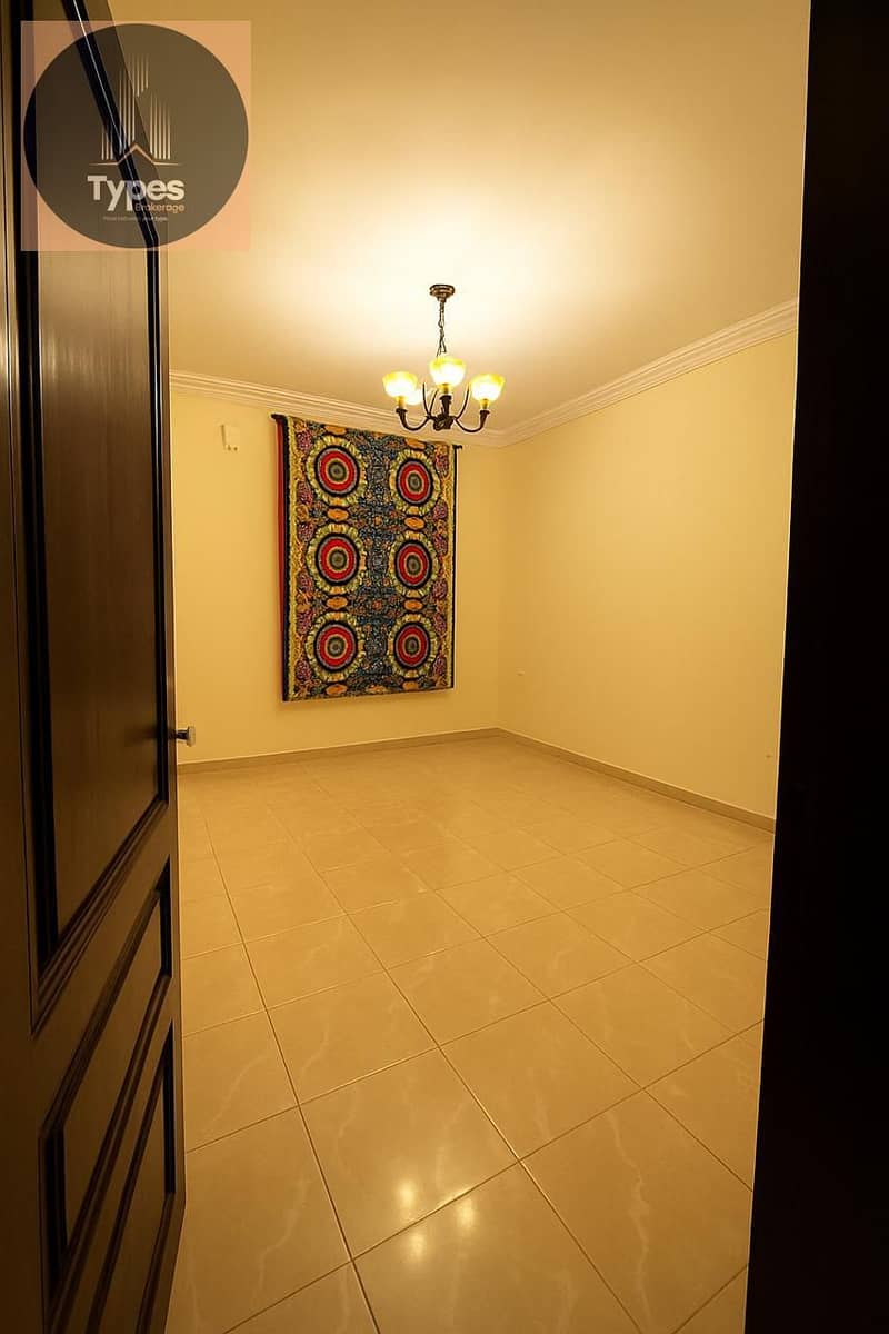 Apartment for sale in the First District, Block 6, next to Wadi Degla Club. Third balcony, north-facing, unobstructed view, elevator and gas. 160 sq - Więcej