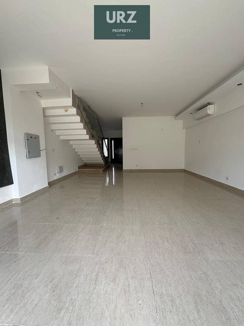 Villa for sale fully finished with a swimming pool a fantastic view of Central Park minutes from 90th Street Swan Lake and mivida and SODIC - Ansicht 4