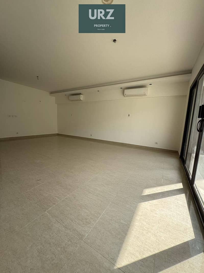 Villa for sale fully finished with a swimming pool a fantastic view of Central Park minutes from 90th Street Swan Lake and mivida and SODIC - Ansicht 5