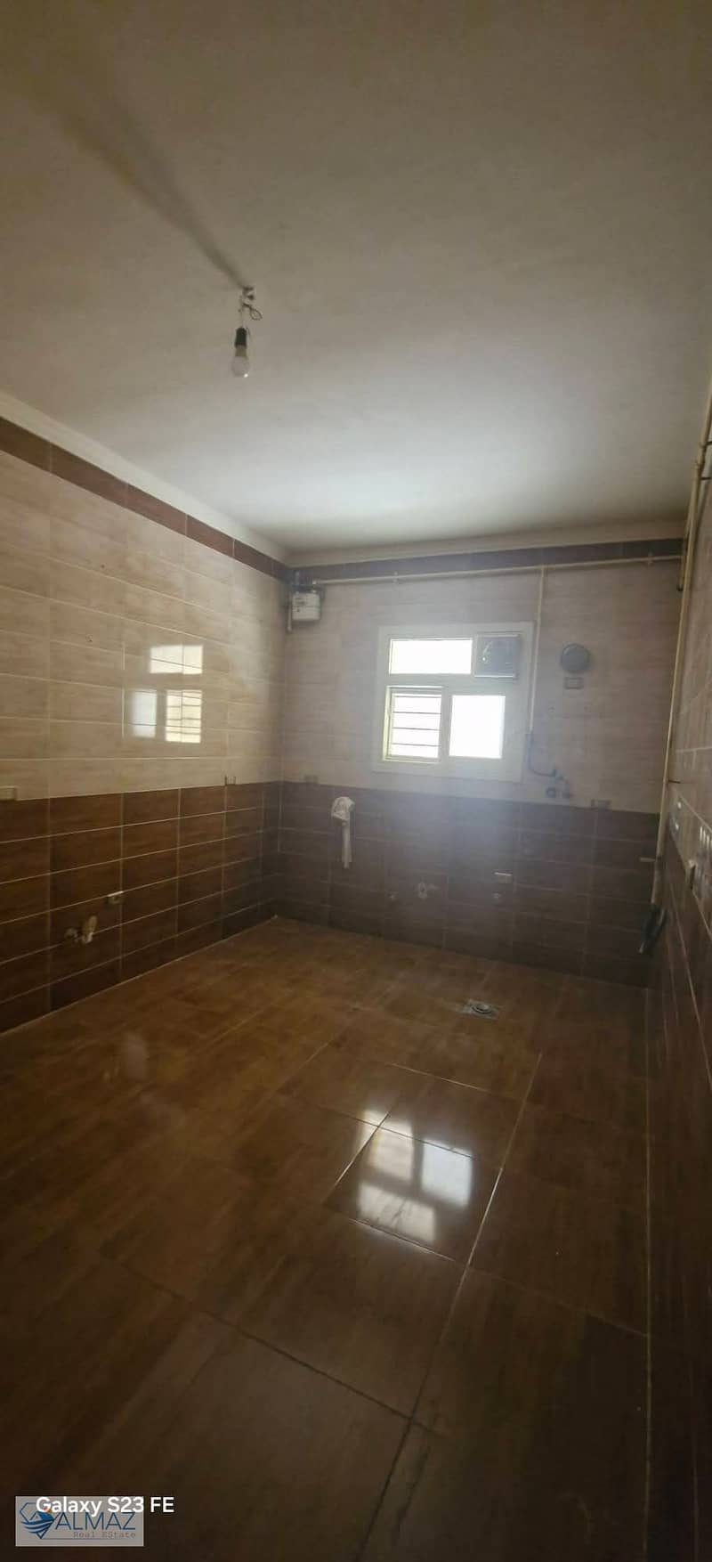 Unfurnished duplex for rent with ultra-super-lux finishing, located in the Yasmeen 6 Villas area of the First Settlement (Tagamoa El Awal). It is si - Więcej
