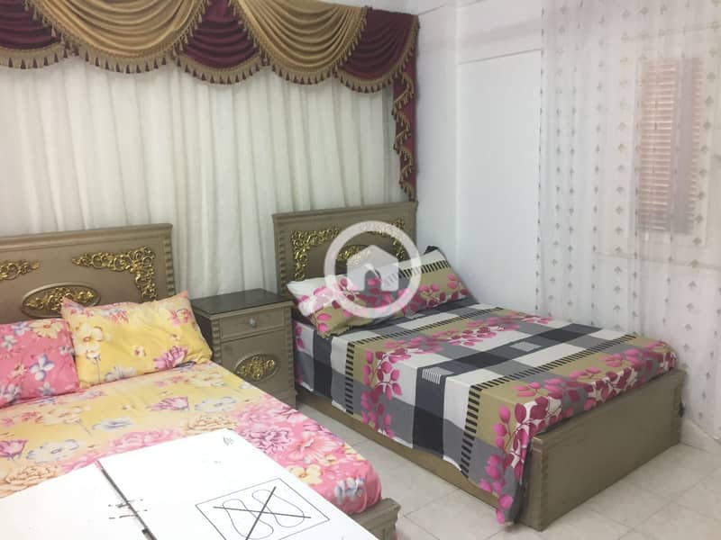 Rooftop furnished apartment for annual rent, suitable for families, couples, or companies. 2 bedrooms, 2-piece reception, kitchen, bathroom, located on the fifth floor. All facilities available: water, electricity, and elevator. In Alexandria, Al-Ajami, Kilometer 21, on Al-Nakhil Beach, in a very prime location. - Mehr